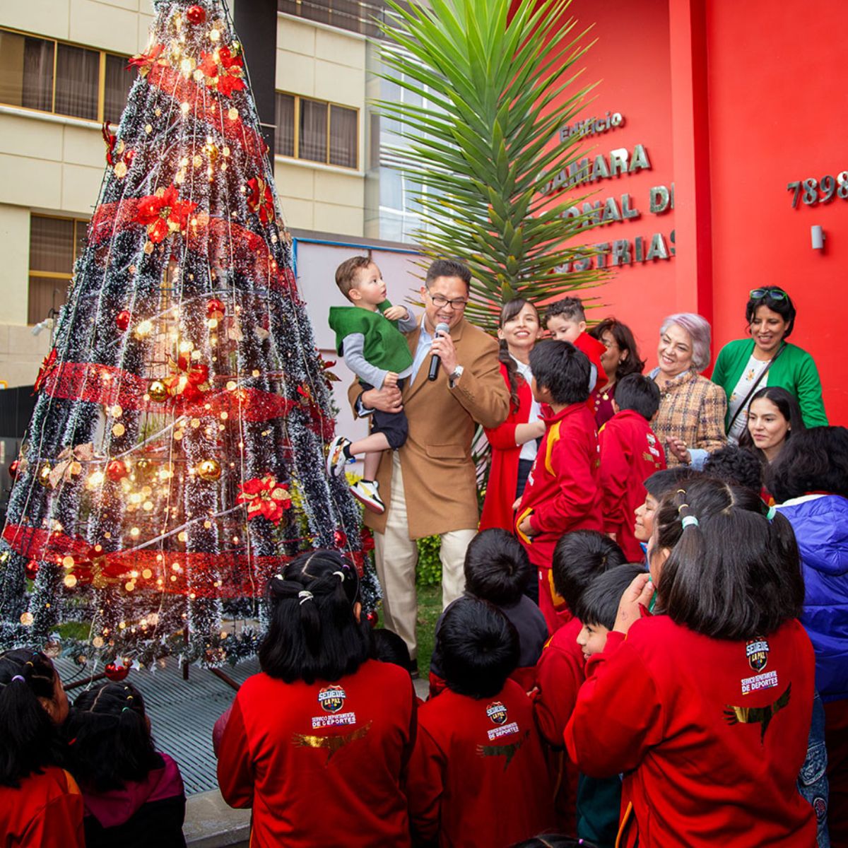 LA CNI SE VISTE DE LUCES NAVIDEÑAS