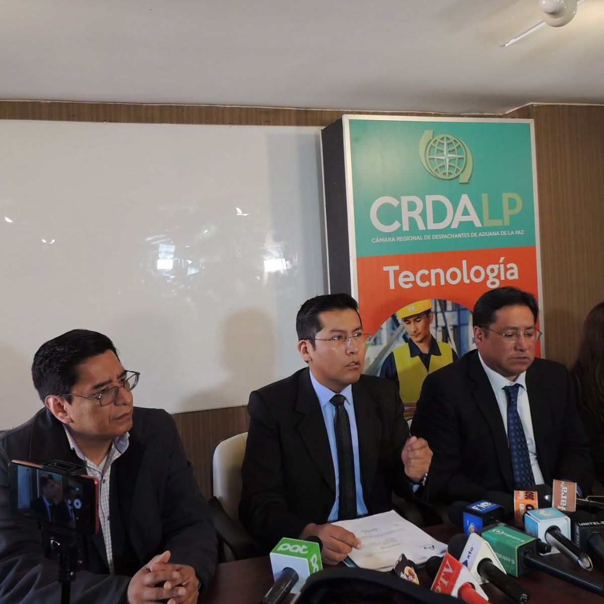 SECTOR EMPRESARIAL EXIGE UNA SOLUCIÓN INMEDIATA A CRISIS DE CONTENEDORES