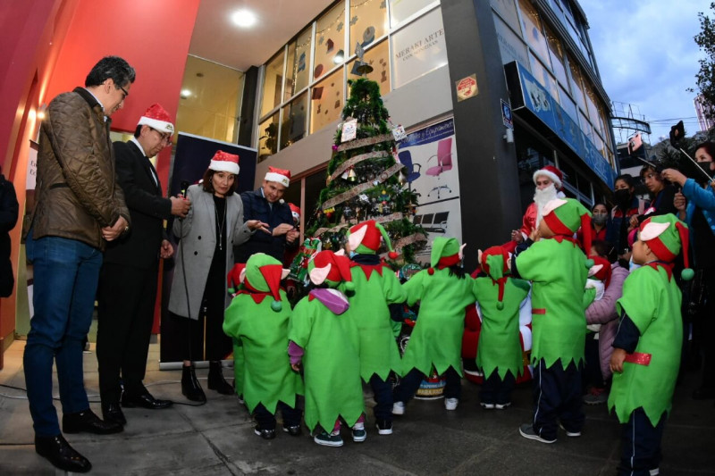 La CNI se viste de luces navideñas con material reciclado.
