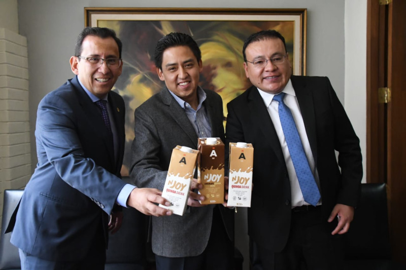 Exportadores, industriales y científicos bolivianos presentan una innovadora bebida de quinua